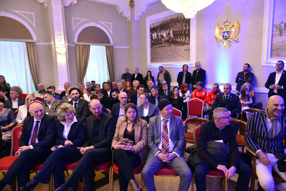 <p>"Upravo iz našeg grada devedestih godina prošlog vijeka povedena je najsnažnija antiratna kampanja protiv nepravednog razaranja gradova i država i uništavanja ljudskih života", rekao je gradonačelnik Prijestonice Cetinje, Nikola Đurašković</p>