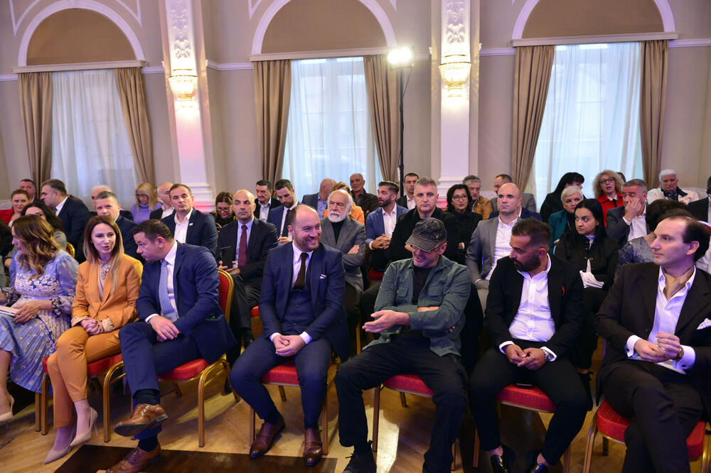 <p>"Upravo iz našeg grada devedestih godina prošlog vijeka povedena je najsnažnija antiratna kampanja protiv nepravednog razaranja gradova i država i uništavanja ljudskih života", rekao je gradonačelnik Prijestonice Cetinje, Nikola Đurašković</p>