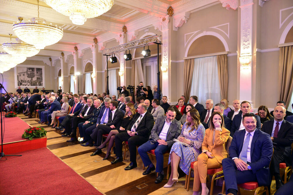 <p>"Upravo iz našeg grada devedestih godina prošlog vijeka povedena je najsnažnija antiratna kampanja protiv nepravednog razaranja gradova i država i uništavanja ljudskih života", rekao je gradonačelnik Prijestonice Cetinje, Nikola Đurašković</p>