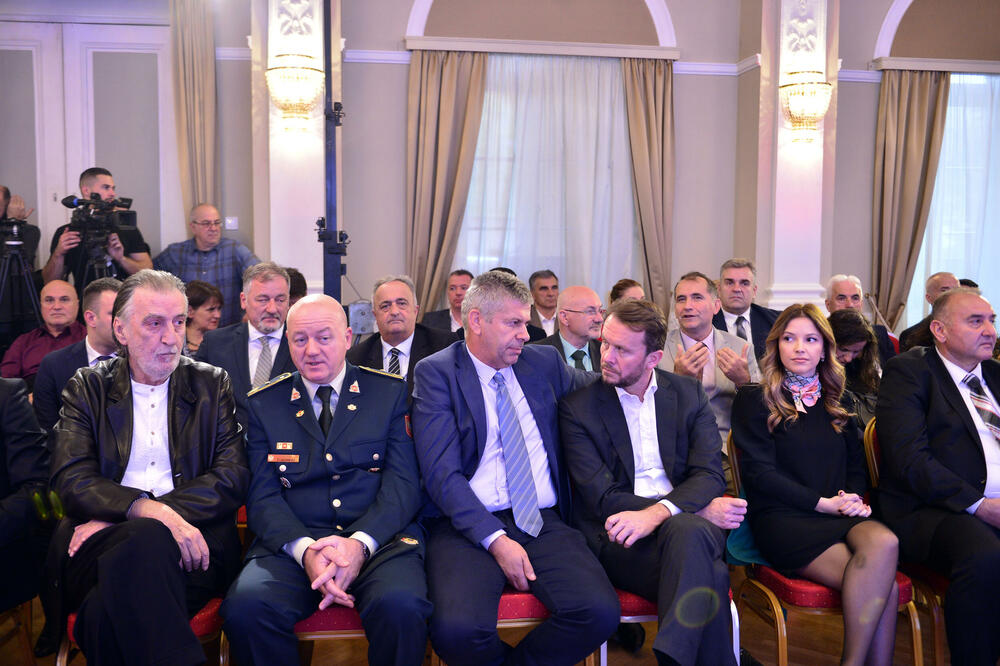 <p>"Upravo iz našeg grada devedestih godina prošlog vijeka povedena je najsnažnija antiratna kampanja protiv nepravednog razaranja gradova i država i uništavanja ljudskih života", rekao je gradonačelnik Prijestonice Cetinje, Nikola Đurašković</p>