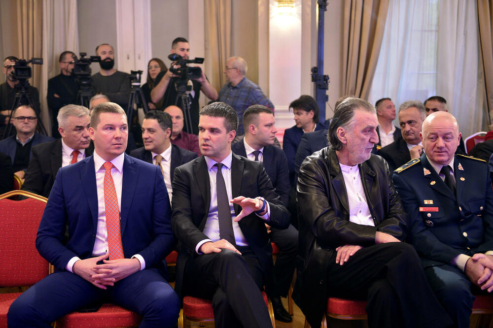 <p>"Upravo iz našeg grada devedestih godina prošlog vijeka povedena je najsnažnija antiratna kampanja protiv nepravednog razaranja gradova i država i uništavanja ljudskih života", rekao je gradonačelnik Prijestonice Cetinje, Nikola Đurašković</p>