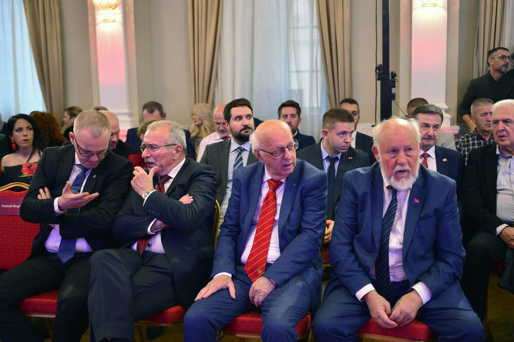 <p>"Upravo iz našeg grada devedestih godina prošlog vijeka povedena je najsnažnija antiratna kampanja protiv nepravednog razaranja gradova i država i uništavanja ljudskih života", rekao je gradonačelnik Prijestonice Cetinje, Nikola Đurašković</p>