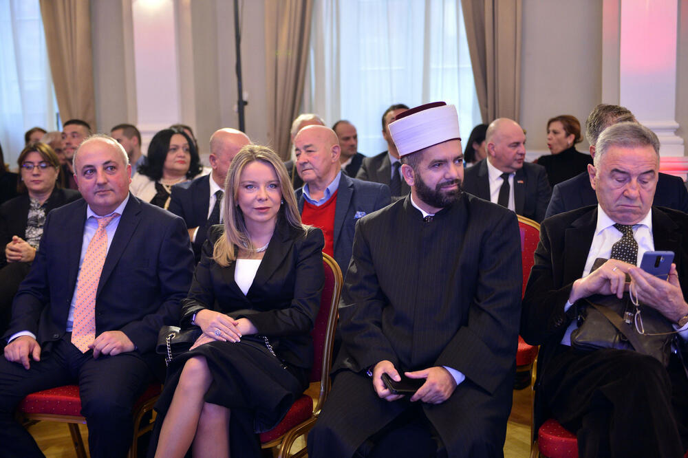 <p>"Upravo iz našeg grada devedestih godina prošlog vijeka povedena je najsnažnija antiratna kampanja protiv nepravednog razaranja gradova i država i uništavanja ljudskih života", rekao je gradonačelnik Prijestonice Cetinje, Nikola Đurašković</p>