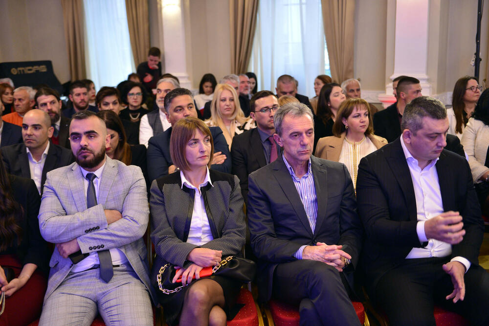 <p>"Upravo iz našeg grada devedestih godina prošlog vijeka povedena je najsnažnija antiratna kampanja protiv nepravednog razaranja gradova i država i uništavanja ljudskih života", rekao je gradonačelnik Prijestonice Cetinje, Nikola Đurašković</p>