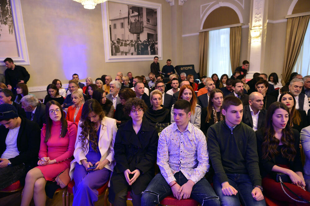 <p>"Upravo iz našeg grada devedestih godina prošlog vijeka povedena je najsnažnija antiratna kampanja protiv nepravednog razaranja gradova i država i uništavanja ljudskih života", rekao je gradonačelnik Prijestonice Cetinje, Nikola Đurašković</p>