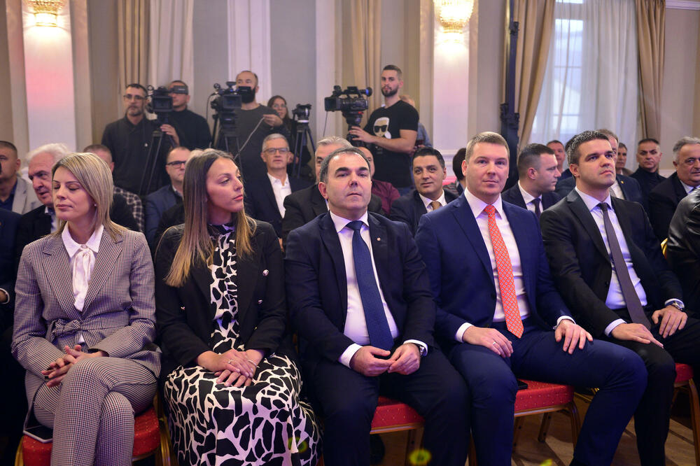 <p>"Upravo iz našeg grada devedestih godina prošlog vijeka povedena je najsnažnija antiratna kampanja protiv nepravednog razaranja gradova i država i uništavanja ljudskih života", rekao je gradonačelnik Prijestonice Cetinje, Nikola Đurašković</p>