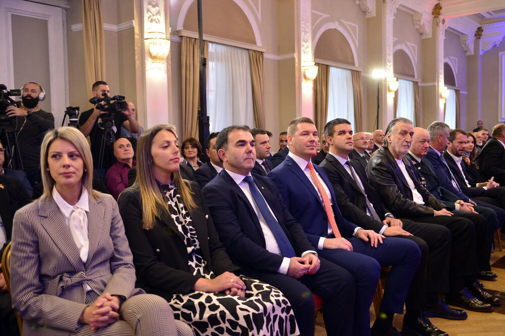 <p>"Upravo iz našeg grada devedestih godina prošlog vijeka povedena je najsnažnija antiratna kampanja protiv nepravednog razaranja gradova i država i uništavanja ljudskih života", rekao je gradonačelnik Prijestonice Cetinje, Nikola Đurašković</p>