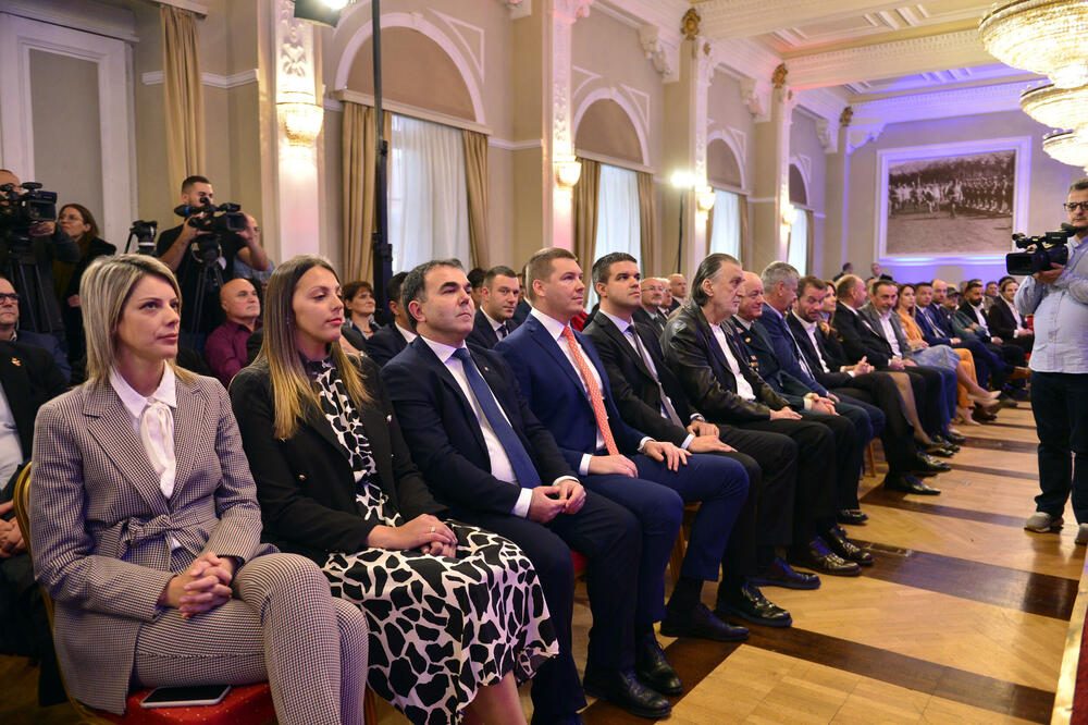 <p>"Upravo iz našeg grada devedestih godina prošlog vijeka povedena je najsnažnija antiratna kampanja protiv nepravednog razaranja gradova i država i uništavanja ljudskih života", rekao je gradonačelnik Prijestonice Cetinje, Nikola Đurašković</p>