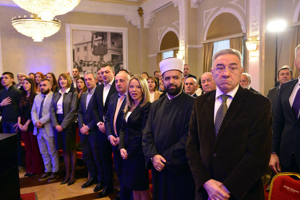 <p>"Upravo iz našeg grada devedestih godina prošlog vijeka povedena je najsnažnija antiratna kampanja protiv nepravednog razaranja gradova i država i uništavanja ljudskih života", rekao je gradonačelnik Prijestonice Cetinje, Nikola Đurašković</p>