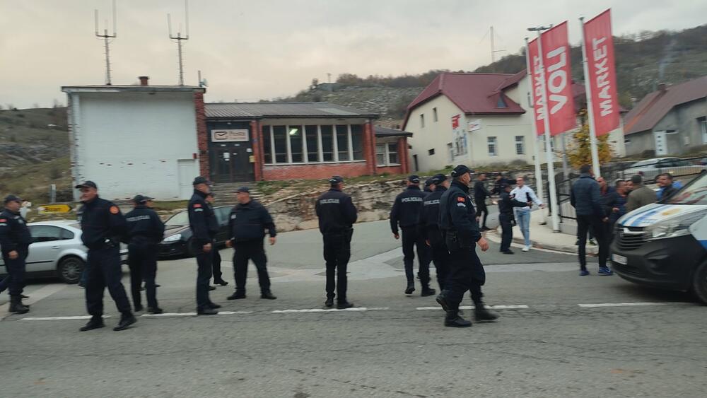 <p>Na biračkim mjestima u zgradi Opštine Šavnik i u selu Kruševice glasanje na lokalnim izborima je prekinuto oko 18 časova</p>