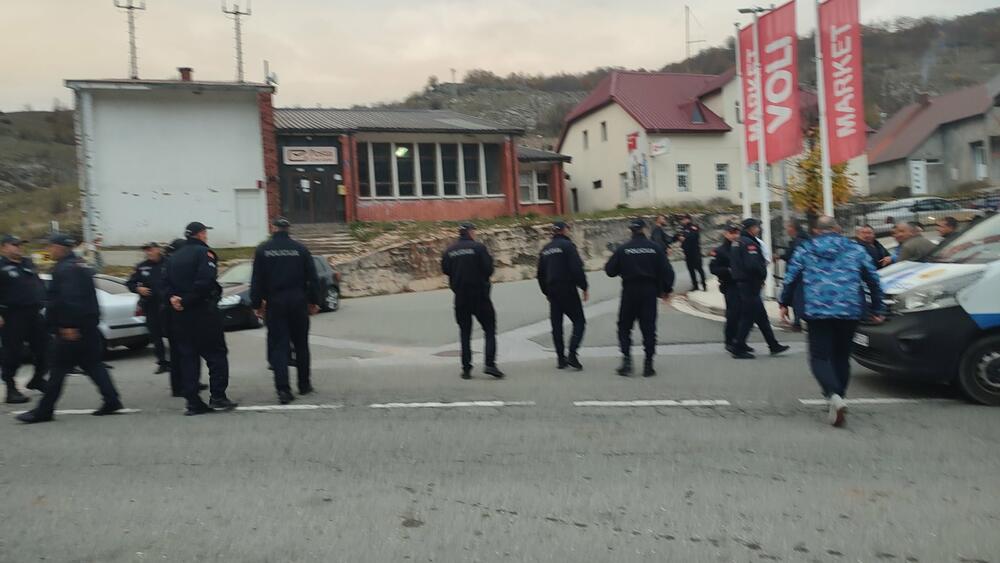 <p>Na biračkim mjestima u zgradi Opštine Šavnik i u selu Kruševice glasanje na lokalnim izborima je prekinuto oko 18 časova</p>