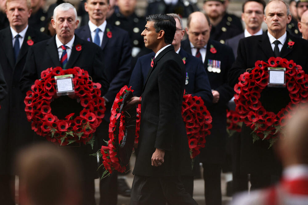 <p>Dan sjećanja u Velikoj Britaniji svake godine je u nedjelju koja pada najbliže Danu primirja u prvom svjetskom ratu, 11. novembra i obilježava se nošenjem makovog cvijeta i dvominutnim ćutanjem u 11 sati prije podne</p>