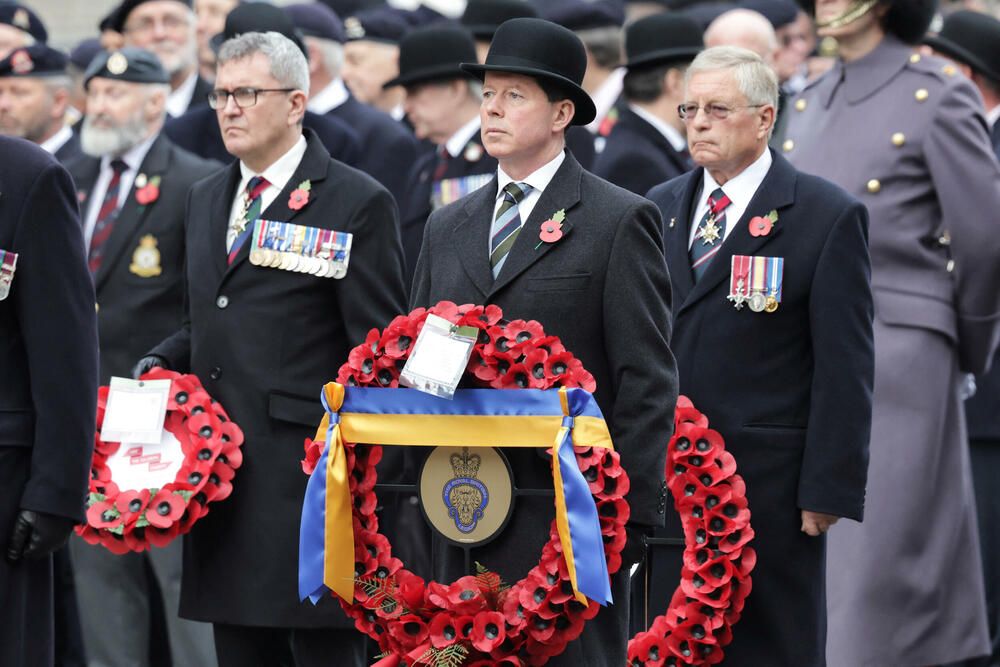 <p>Dan sjećanja u Velikoj Britaniji svake godine je u nedjelju koja pada najbliže Danu primirja u prvom svjetskom ratu, 11. novembra i obilježava se nošenjem makovog cvijeta i dvominutnim ćutanjem u 11 sati prije podne</p>