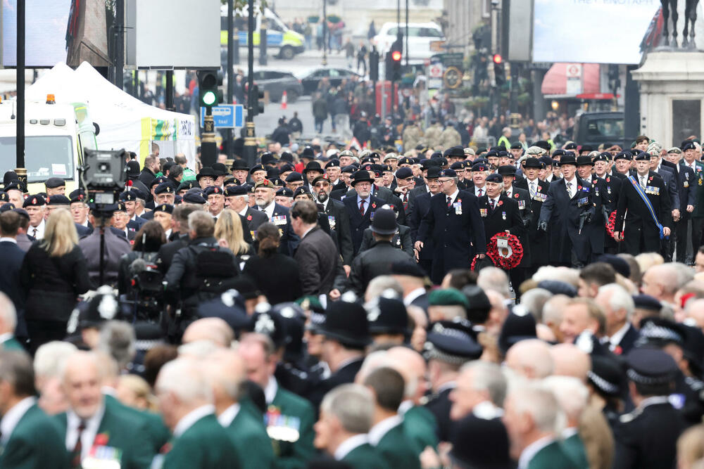 <p>Dan sjećanja u Velikoj Britaniji svake godine je u nedjelju koja pada najbliže Danu primirja u prvom svjetskom ratu, 11. novembra i obilježava se nošenjem makovog cvijeta i dvominutnim ćutanjem u 11 sati prije podne</p>