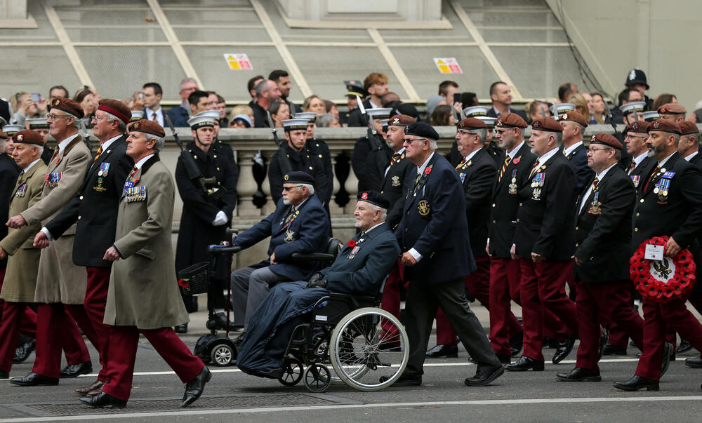 <p>Dan sjećanja u Velikoj Britaniji svake godine je u nedjelju koja pada najbliže Danu primirja u prvom svjetskom ratu, 11. novembra i obilježava se nošenjem makovog cvijeta i dvominutnim ćutanjem u 11 sati prije podne</p>