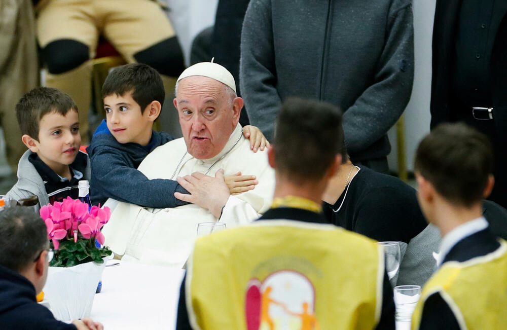 <p>"Ako je naše srce umrtvljeno i ravnodušno, ne možemo čuti njihov krik boli, ne možemo plakati s njima i za njih, ne možemo vidjeti koliko samoće i tjeskobe leži skriveno u zaboravljenim djelovima naših gradova"</p>