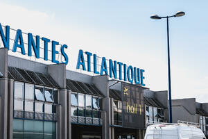 Activists at the Nantes airport in pajamas ask not to fly at night...