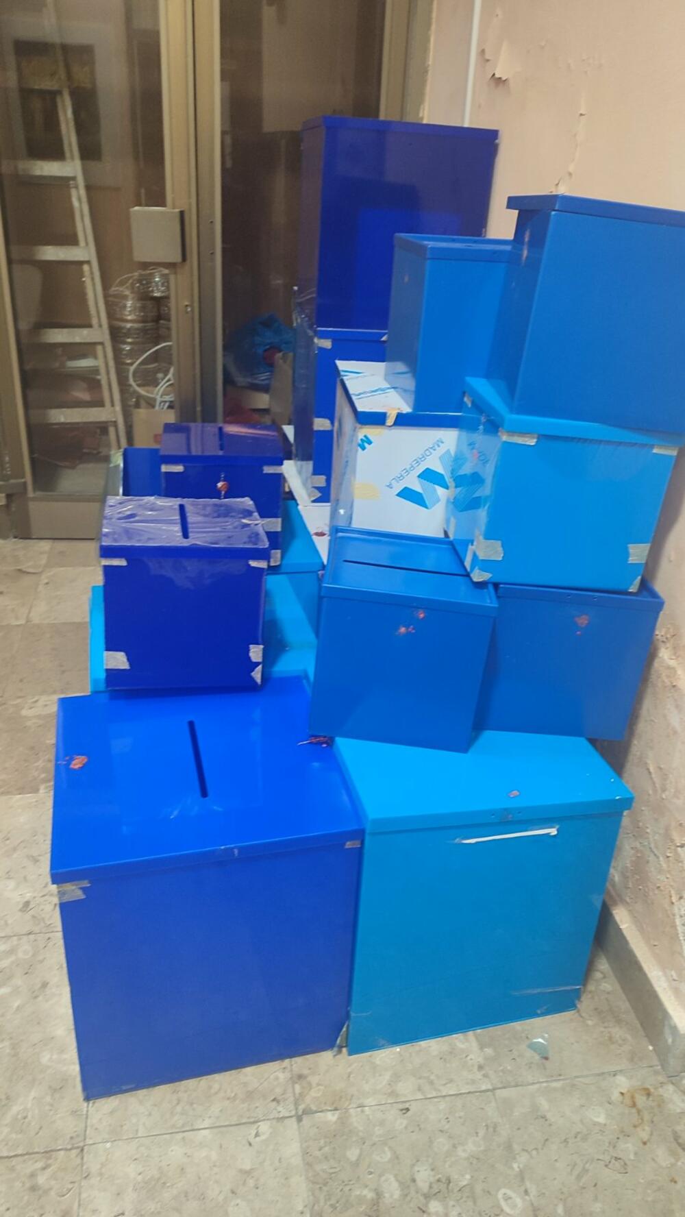 <p>Na biračkim mjestima u zgradi Opštine Šavnik i u selu Kruševice glasanje na lokalnim izborima je prekinuto oko 18 časova</p>