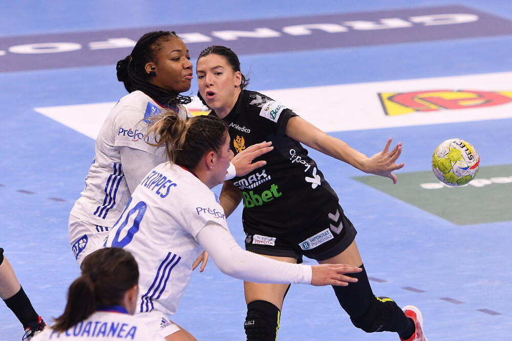 Nemoć u napadu: Itana Grbić u duelu sa Poletom Fopom, Foto: DENIS DUKOVSKI/24rakomet.mk