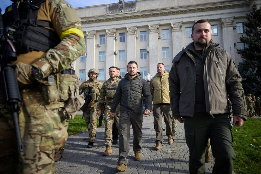 <p>Stanovnici Hersona sa radošću pozdravljaju pristigle ukrajinske trupe od petka, kada je Rusija napustila tu oblast</p>