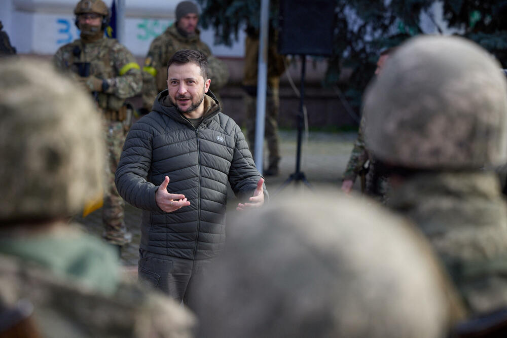 <p>Stanovnici Hersona sa radošću pozdravljaju pristigle ukrajinske trupe od petka, kada je Rusija napustila tu oblast</p>