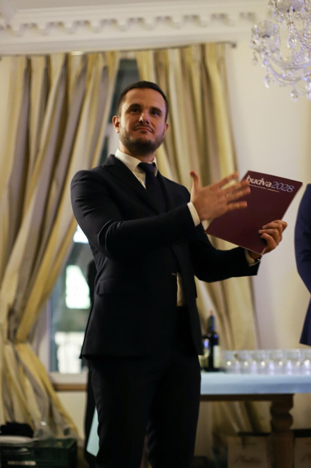 <p>Predsjednik Opštine, Milo Božović, istakao je tromilenijumsku kulturnu istoriju Budve i njenu težnju da i danas bude prepoznata tačka na evropskoj mapi kulture</p>