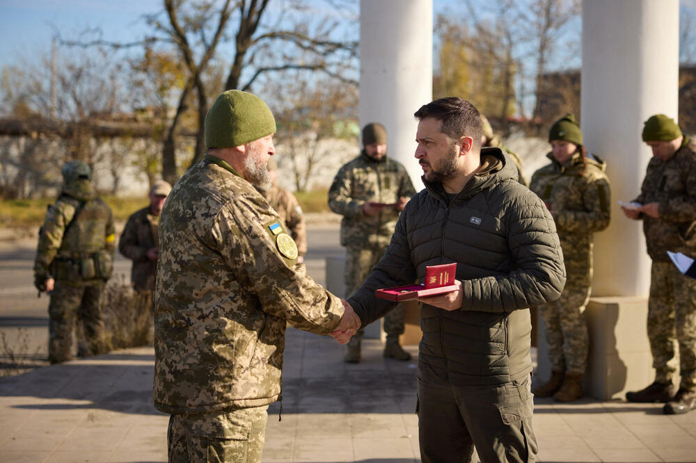 Zelenski odlikuje jednog od vojnika, Foto: Reuters