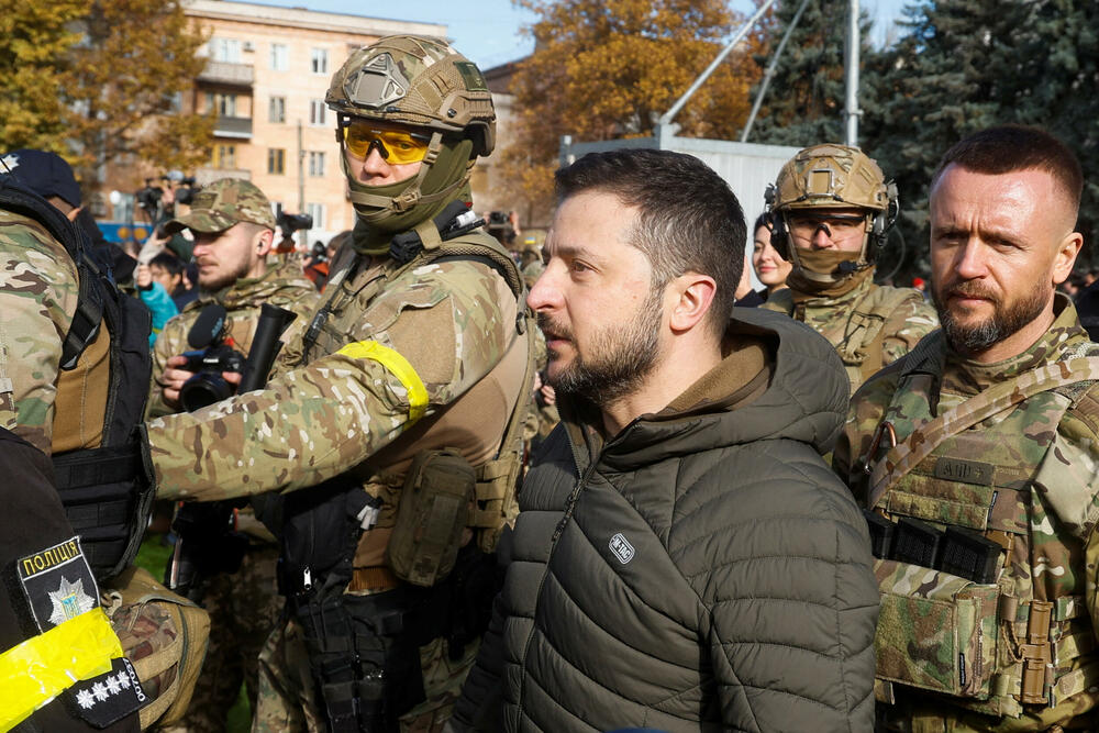 <p>Herson je bila jedina regionalna prijestonica koju su Rusi osvojili još u prvim danima invazije krajem februara, ali su odlučili da se iz nje povuku u novembru, tvdreći da je riječ o strateškom potezu</p>
