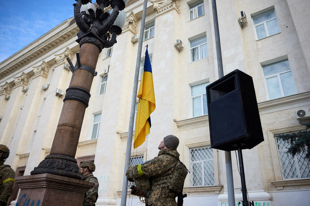 Podizanje ukrajinske zastave u Hersonu, Foto: Reuters