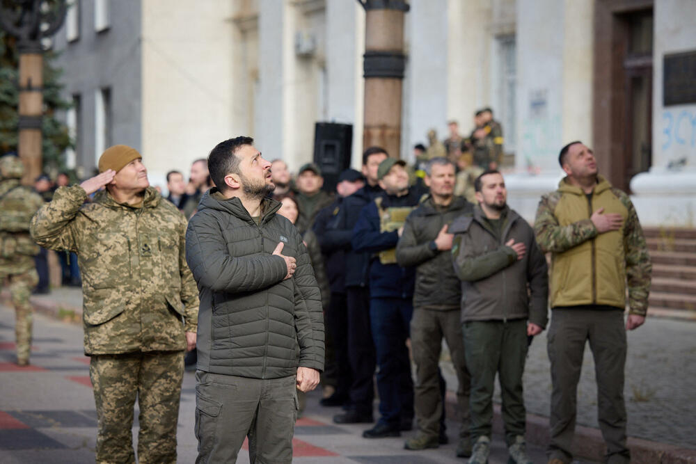 Volodimir Zelenski tokom intoniranja ukraijinske himne juče u Hersonu