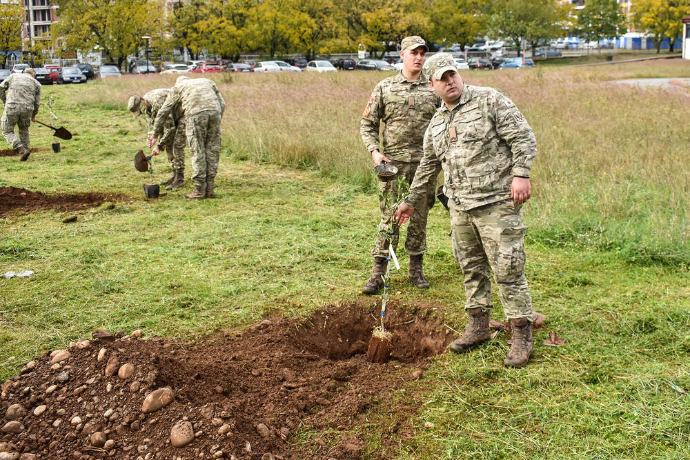 <p>Poručeno je da su danas zaposleni KCCG i Vojske Crne Gore počeli sa sadnjom čime će se oplemeniti krug ustanove</p>