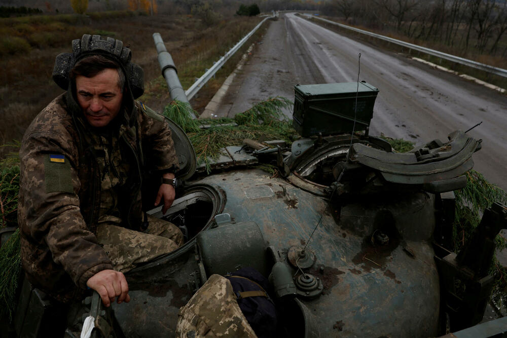 Ukrajinski vojnik na tensku T80 koji su ruski vojnici ostavili nakon povlačenja