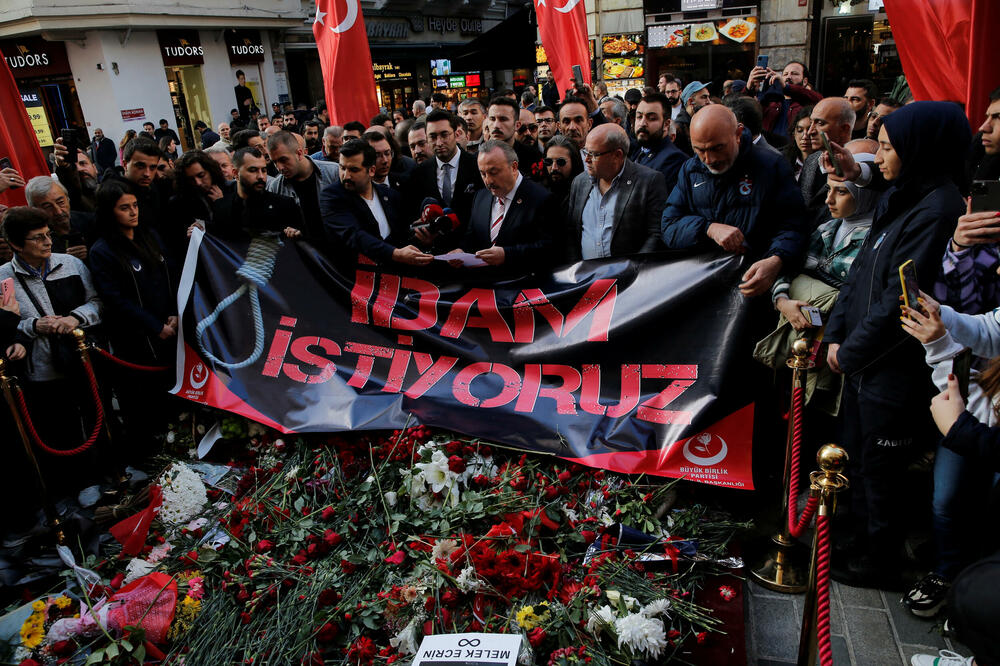 Pripadnici Partije velikog jedinstva odaju poštu žrtvama napada u Istanbulu, Foto: Rojters