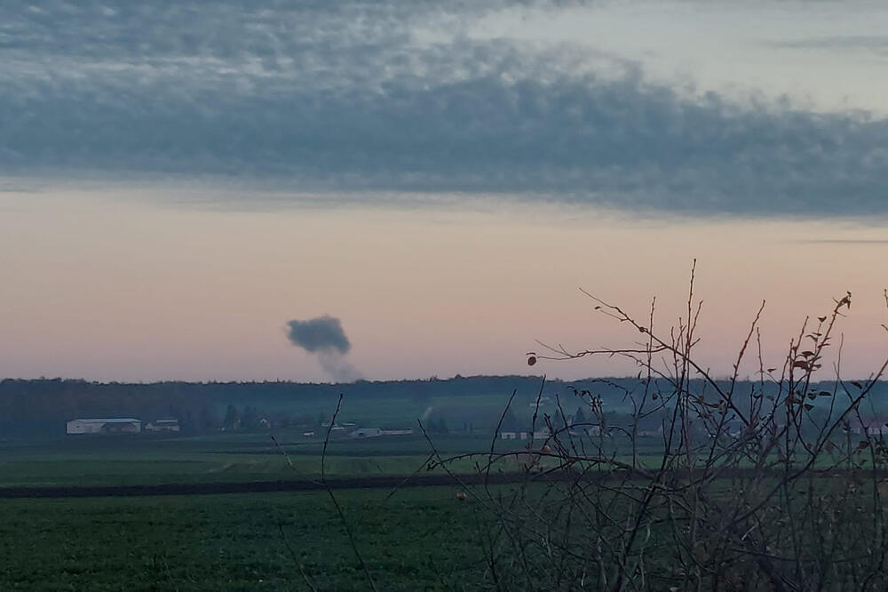 Dim se vidi iz Novosiolkija u Poljskoj nakon izvještaja o dvije eksplozije 15. novembra 2022., Foto: Reuters