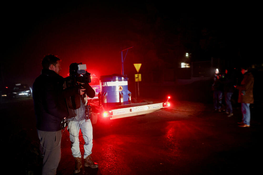 Pripadnici medija stoje u blizini policijske blokade dok policijsko vozilo prolazi nakon eksplozije u Pševodovu, selu u istočnoj Poljskoj u blizini granice sa Ukrajinom, Foto: Reuters