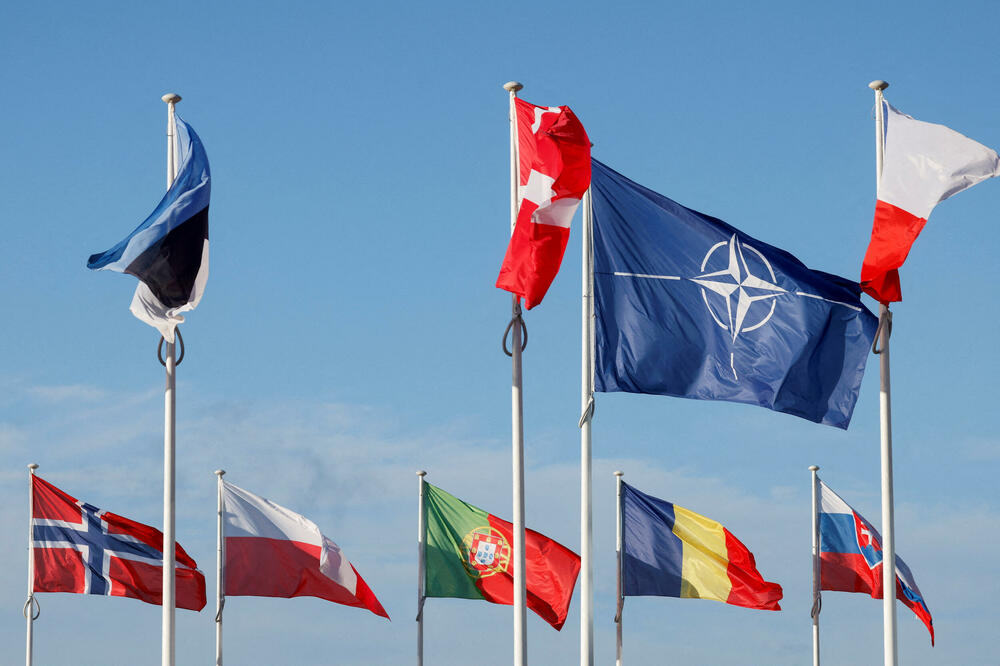 Zastave ispred sjedišta NATO u Briselu, Foto: Reuters