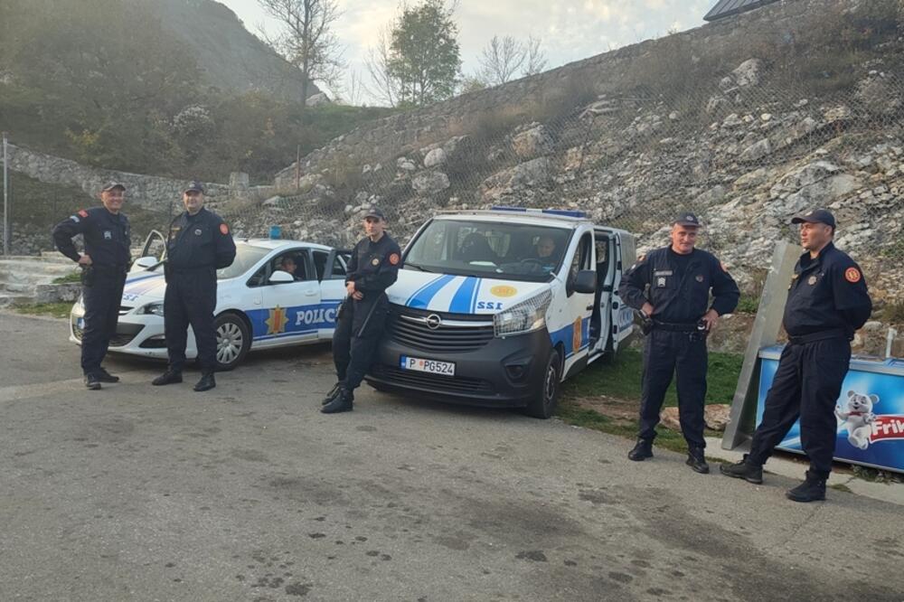 Izbori u Šavniku i dalje u centru pažnje: Policija pokušava da održi red, Foto: Svetlana Mandić