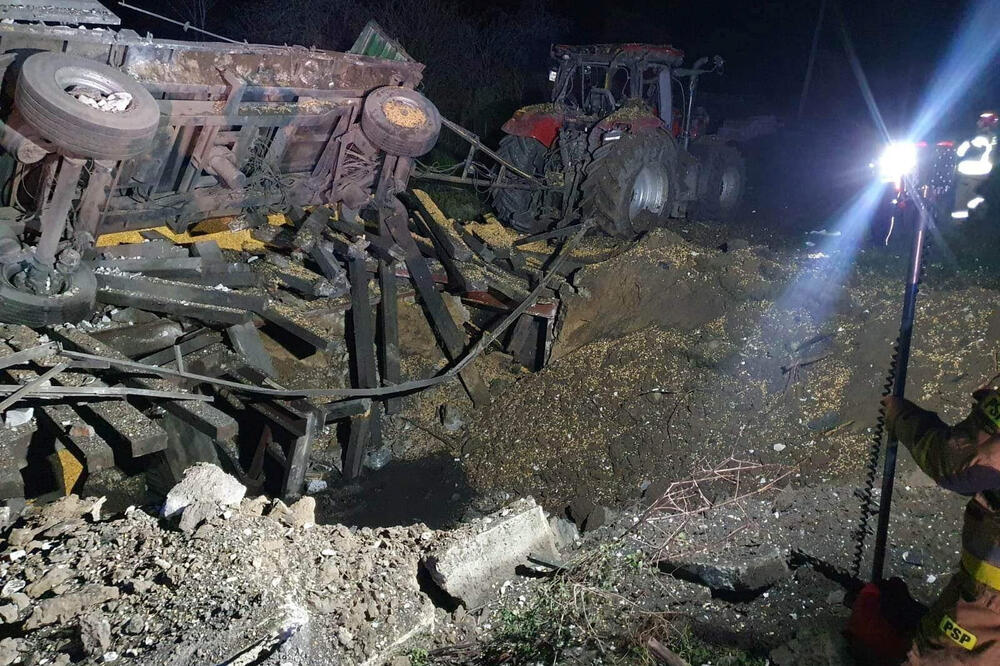 Oštećeno vozilo u blizini kratera nastalog od projektila u Pševodovu, Foto: Rojters