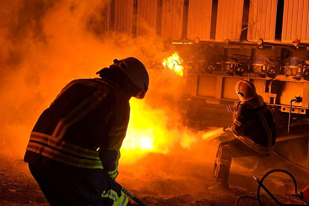 Vatrogasci gase požar na objektima energetske infrastrukture u Kijevu, Foto: Reuters