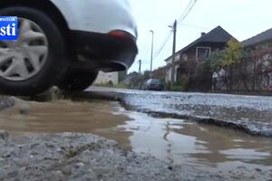 Podgorica: Ulica Iva Andrića puna rupa, kiša dodatno ugrožava...