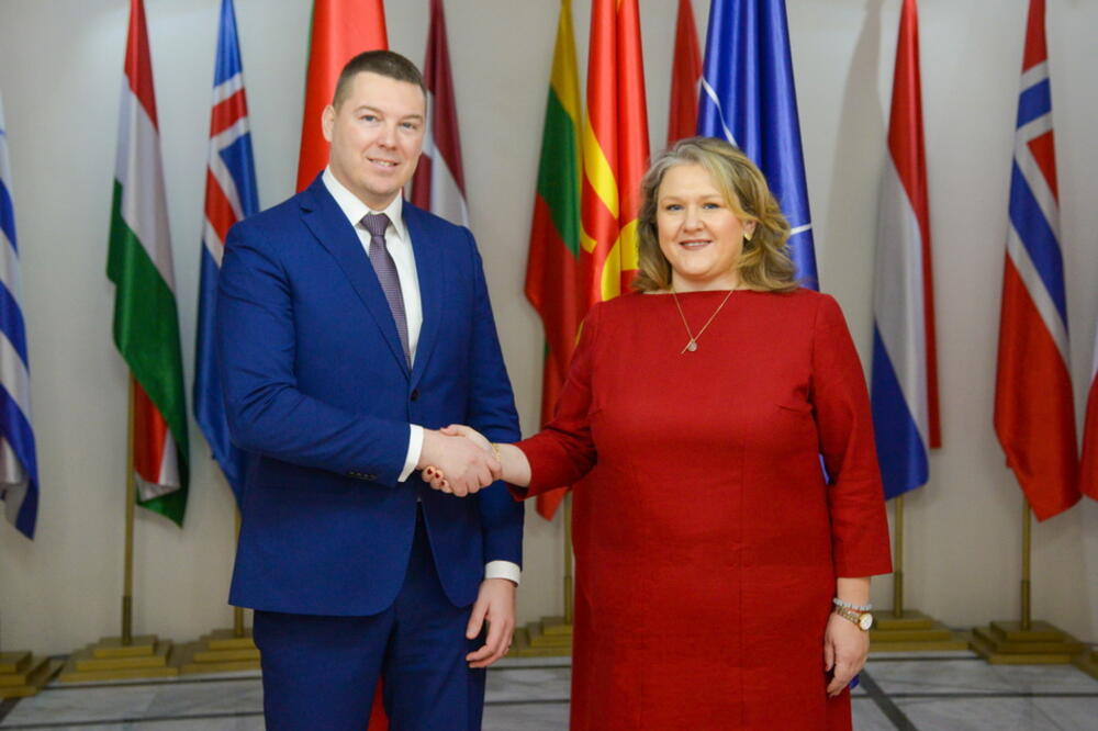 Petrovska i Adžić, Foto: Ministarstvo odbrane