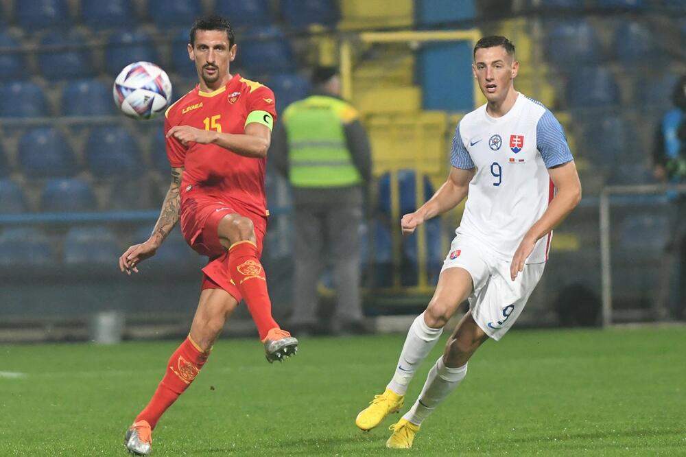 Savić u duelu sa Boženikom, Foto: FSCG