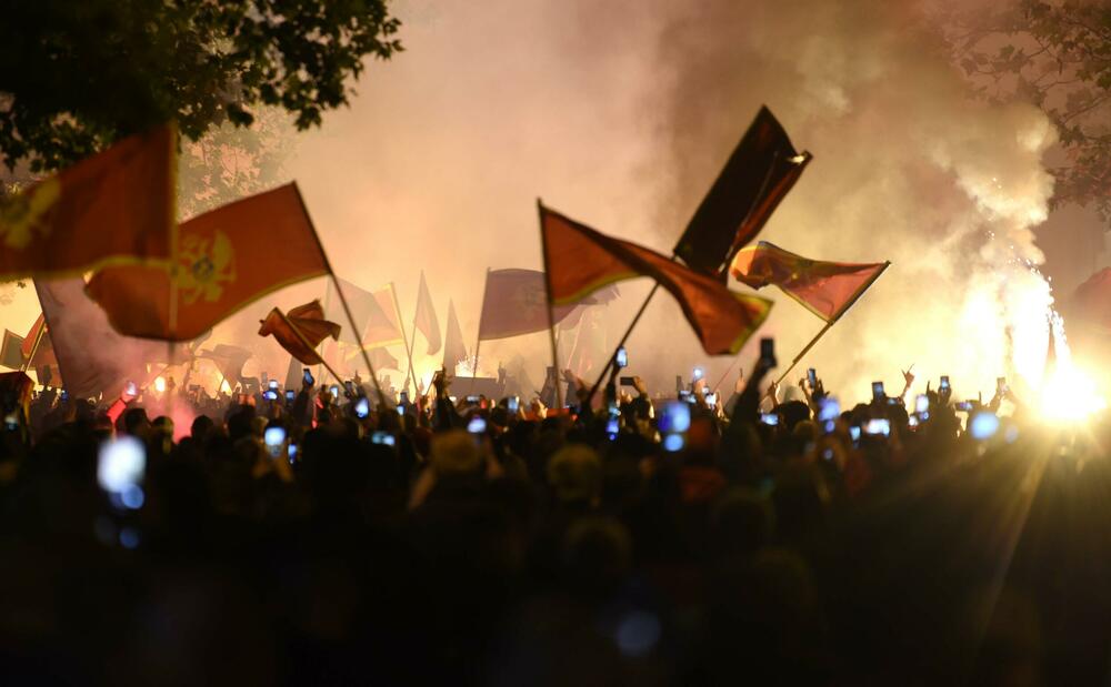 <p>Građani su se okupili ispred zgrade Skupštine, a zatim prošetali ulicom Stanka Dragojevića, preko Trga nezavisnosti, pa nazad do Skupštine</p>