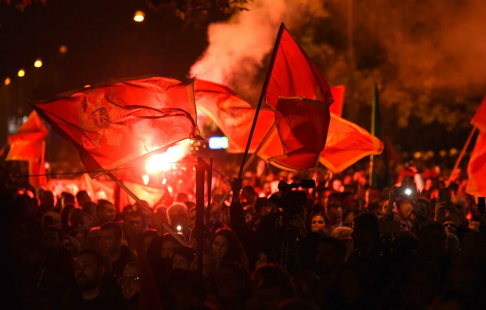 <p>Građani su se okupili ispred zgrade Skupštine, a zatim prošetali ulicom Stanka Dragojevića, preko Trga nezavisnosti, pa nazad do Skupštine</p>