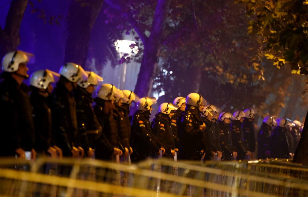 <p>Građani su se okupili ispred zgrade Skupštine, a zatim prošetali ulicom Stanka Dragojevića, preko Trga nezavisnosti, pa nazad do Skupštine</p>