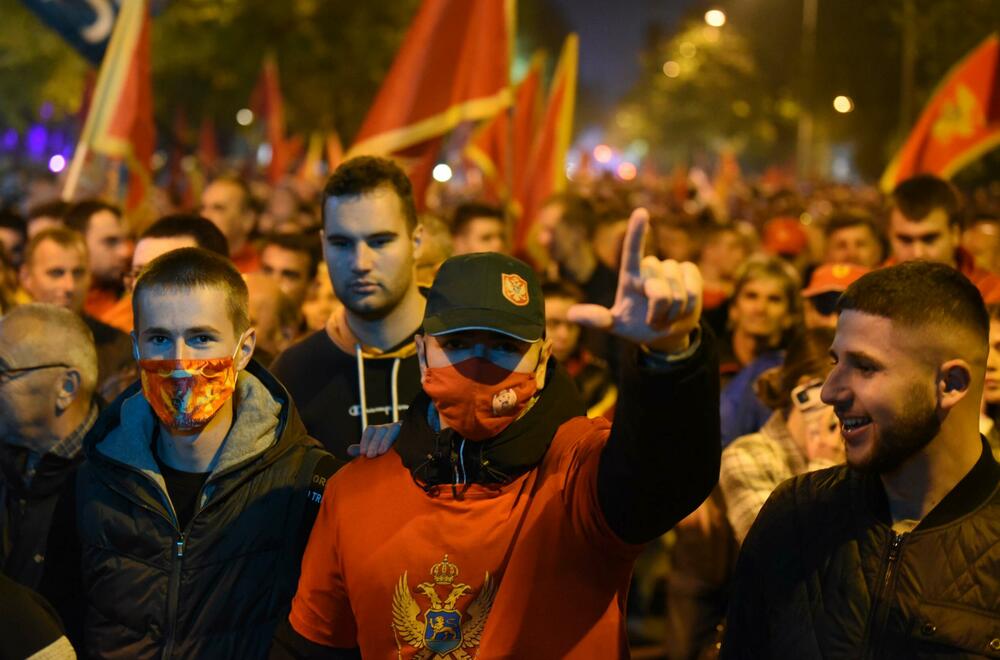 <p>Građani su se okupili ispred zgrade Skupštine, a zatim prošetali ulicom Stanka Dragojevića, preko Trga nezavisnosti, pa nazad do Skupštine</p>