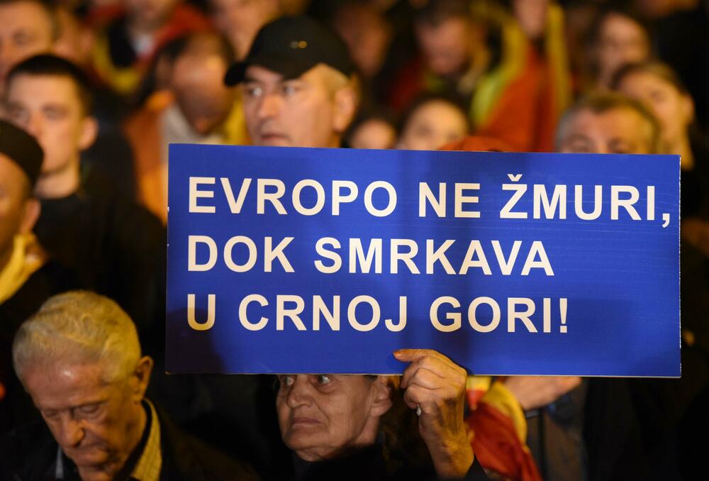 <p>Građani su se okupili ispred zgrade Skupštine, a zatim prošetali ulicom Stanka Dragojevića, preko Trga nezavisnosti, pa nazad do Skupštine</p>