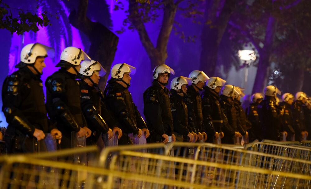 <p>Građani su se okupili ispred zgrade Skupštine, a zatim prošetali ulicom Stanka Dragojevića, preko Trga nezavisnosti, pa nazad do Skupštine</p>