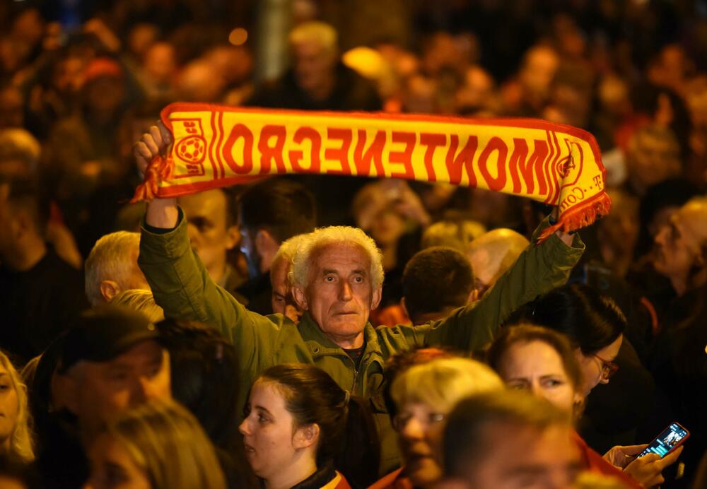 <p>Građani su se okupili ispred zgrade Skupštine, a zatim prošetali ulicom Stanka Dragojevića, preko Trga nezavisnosti, pa nazad do Skupštine</p>