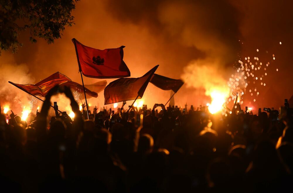 <p>Građani su se okupili ispred zgrade Skupštine, a zatim prošetali ulicom Stanka Dragojevića, preko Trga nezavisnosti, pa nazad do Skupštine</p>